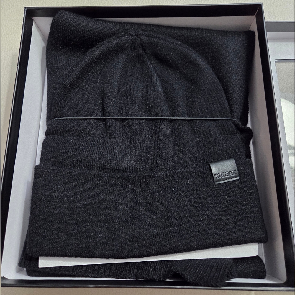 NWB - Rudsak Markus Adult Beanie Scarf Gift Box